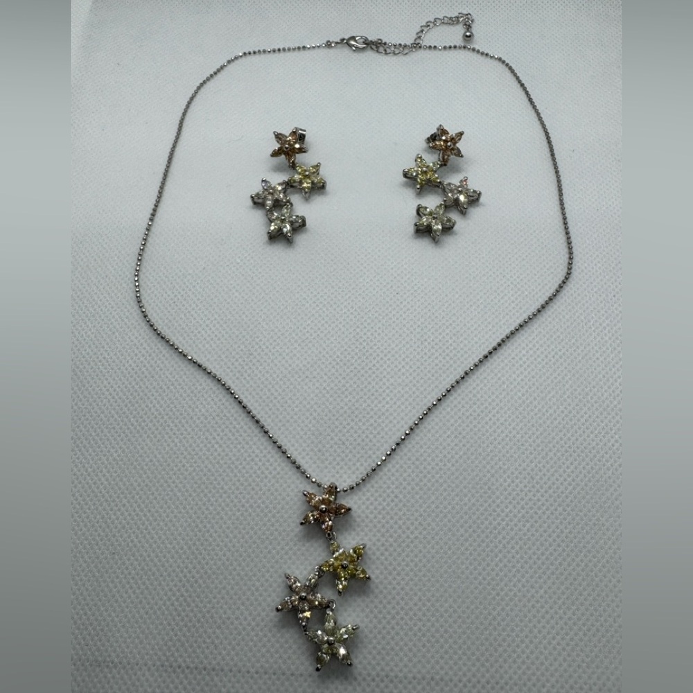 Flower necklace and earring set
